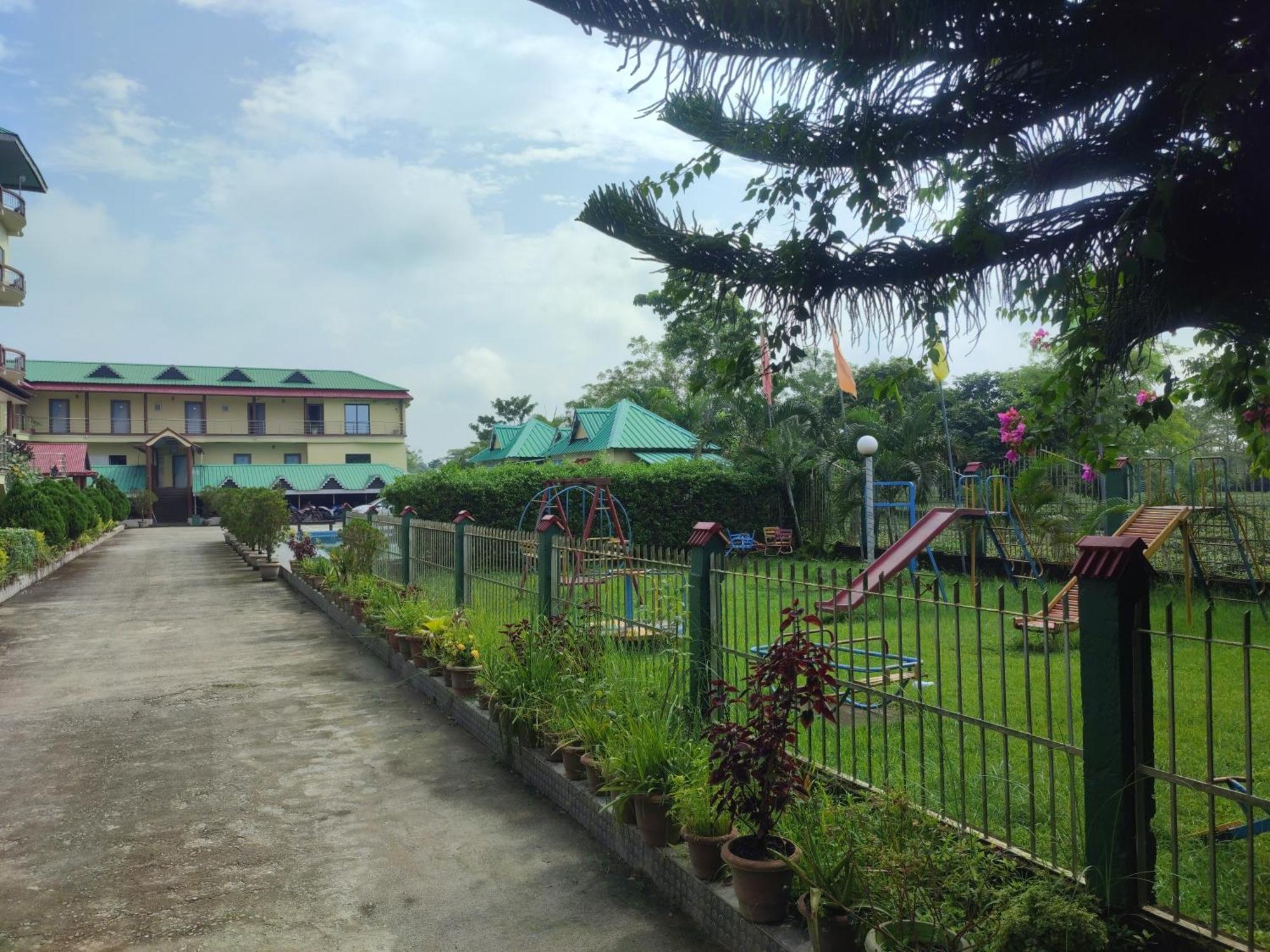 Maa Greenary View - A Holiday Resort Alipur Duar Buitenkant foto