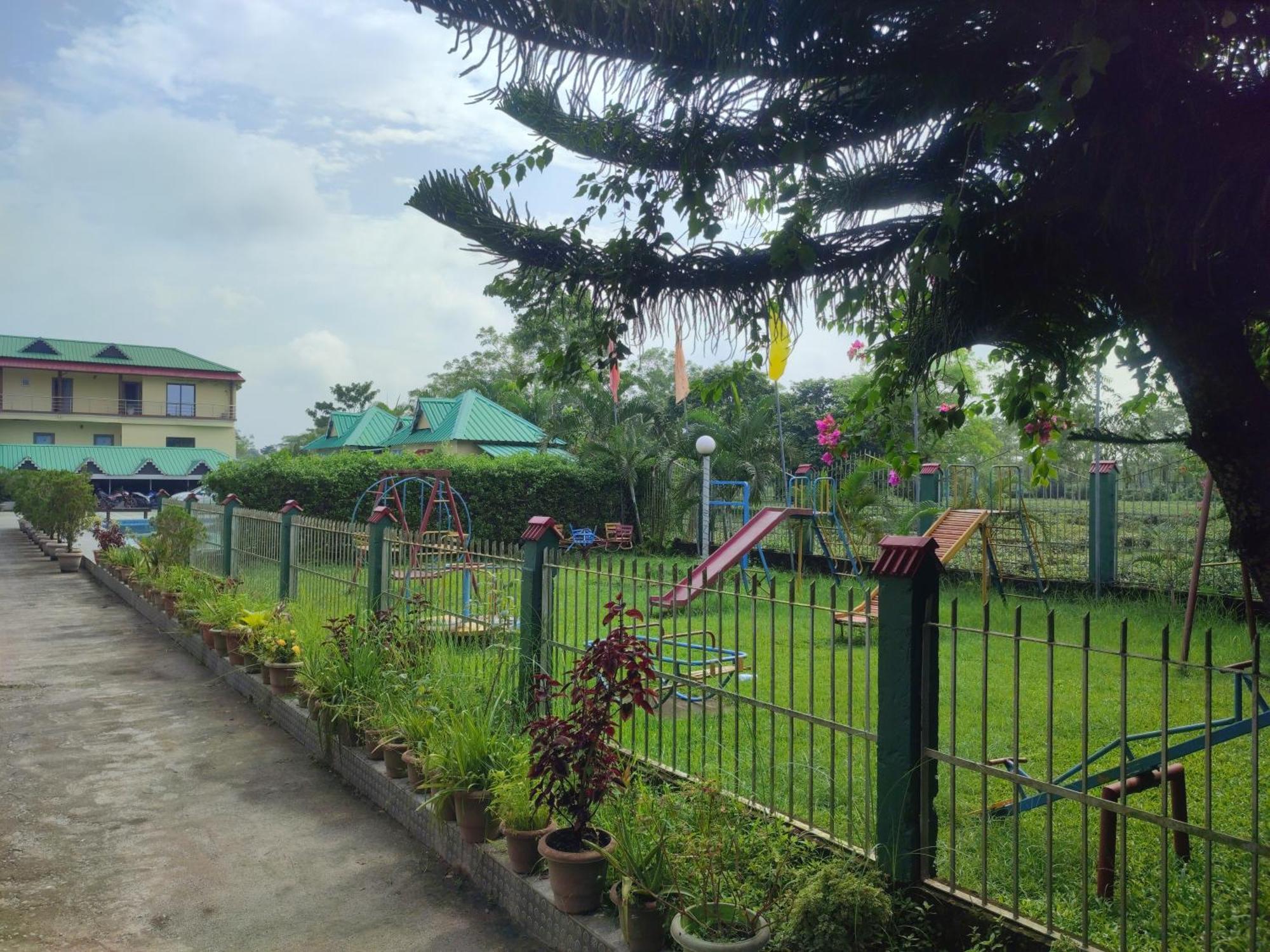 Maa Greenary View - A Holiday Resort Alipur Duar Buitenkant foto